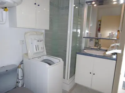 a bathroom with a washing machine and a sink at **Gruissan : T2 cosy avec piscine, parking privé, proche plage et commerces** - FR-1-796-8 in Gruissan