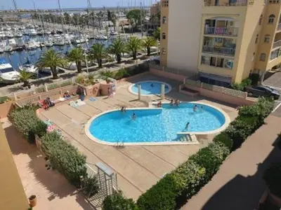 an overhead view of a swimming pool in a building at Gruissan: T3, 4 Pers, Piscine, Parking, Proche Commerce, Environnement Calme, Accès Plage - FR-1-796-14 in Gruissan