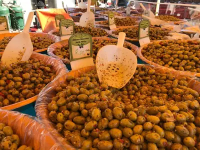 a market with many different types of fruit on display at Gruissan - À 2 Pas de la Plage - Studio Cabine pour 4 - Parking Sécurisé - FR-1-796-15 in Gruissan