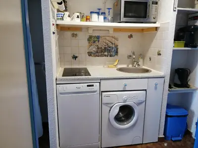 a small kitchen with a washing machine and a sink at Gruissan - À 2 Pas de la Plage - Studio Cabine pour 4 - Parking Sécurisé - FR-1-796-15 in Gruissan
