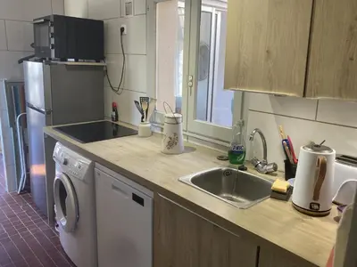 a kitchen with a sink and a washing machine at Villa 6/7 pers climatisée - Proche port et village - Parking privé - FR-1-796-36 in Gruissan
