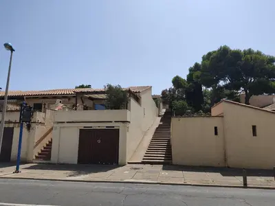 a set of stairs leading up to a building with a garage at Villa 6/7 pers climatisée - Proche port et village - Parking privé - FR-1-796-36 in Gruissan