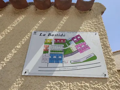 a sign on the side of a building at Villa 6/7 pers climatisée - Proche port et village - Parking privé - FR-1-796-36 in Gruissan