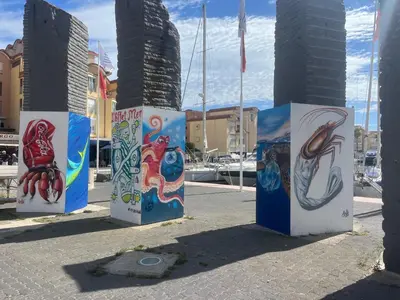 a group of pillars with paintings on them at Villa 6/7 pers climatisée - Proche port et village - Parking privé - FR-1-796-36 in Gruissan