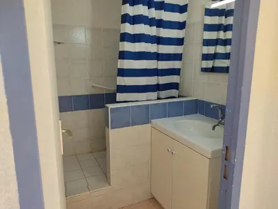 a bathroom with a sink and a shower at Gruissan: T2 Spacieux 4/5 Pers, Proche Plage Grazel, Parking Privé - FR-1-796-34 in Gruissan