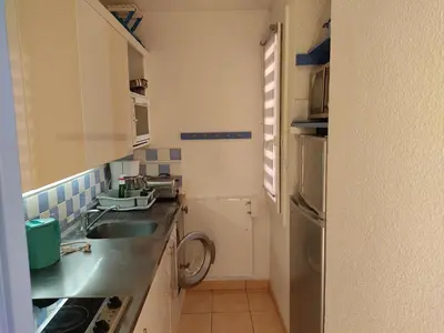 a small kitchen with a sink and a washing machine at Gruissan: T2 Spacieux 4/5 Pers, Proche Plage Grazel, Parking Privé - FR-1-796-34 in Gruissan