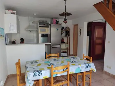 Gallery image of Villa Climatisée à Gruissan, Proche Plage Grazel, 6 Pers, Parking Privé, Terrasse, Équipée - FR-1-796-70 in Gruissan