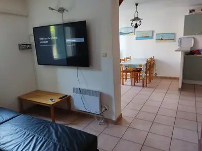 Gallery image of Villa Climatisée à Gruissan, Proche Plage Grazel, 6 Pers, Parking Privé, Terrasse, Équipée - FR-1-796-70 in Gruissan