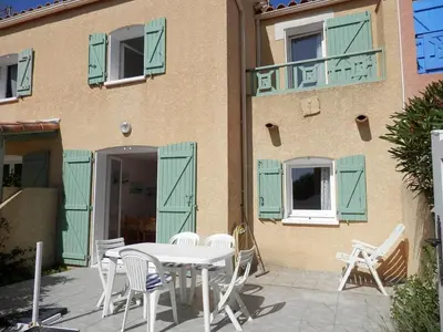 Gallery image of Villa Climatisée à Gruissan, Proche Plage Grazel, 6 Pers, Parking Privé, Terrasse, Équipée - FR-1-796-70 in Gruissan