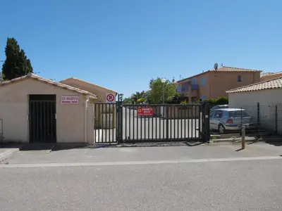 Gallery image of Villa Climatisée à Gruissan, Proche Plage Grazel, 6 Pers, Parking Privé, Terrasse, Équipée - FR-1-796-70 in Gruissan