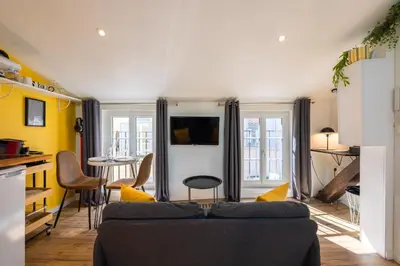 a living room with a couch and a table at Le Sunny - Cocon Lumineux au Cœur de Castres in Castres