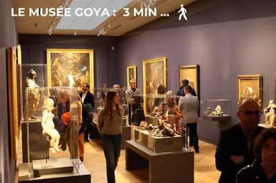 a group of people standing in a museum exhibit at Le Sunny - Cocon Lumineux au Cœur de Castres in Castres