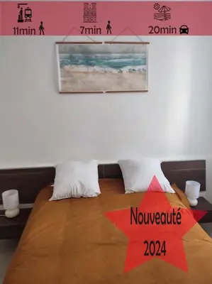 a bed with a sign that says novembercum at Charmant T2 au cœur de Narbonne in Narbonne