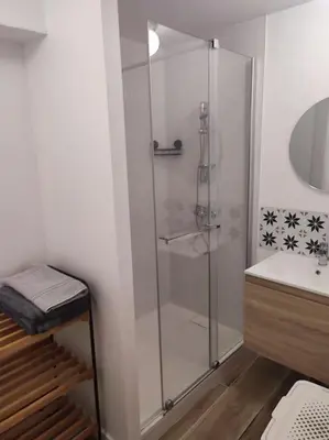 a bathroom with a shower and a sink at Charmant T2 au cœur de Narbonne in Narbonne