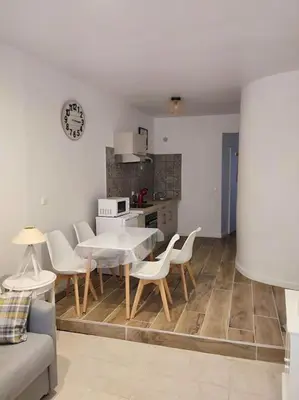 a kitchen and dining room with a table and chairs at Charmant T2 au cœur de Narbonne in Narbonne