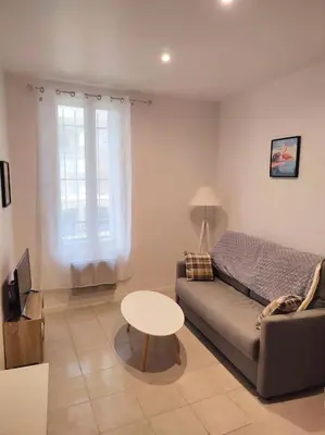a living room with a couch and a table at Charmant T2 au cœur de Narbonne in Narbonne