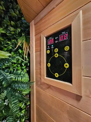 a clock on the side of a wooden wall at Tout confort ! Balnéo, Sauna, Cinéma, Climatisation, Parking, WiFi in Carcassonne