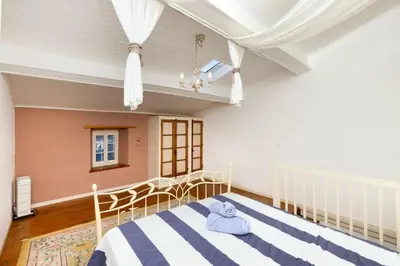 a childs bedroom with a bed and a ceiling at Villa en campagne avec cour intérieure in Arques