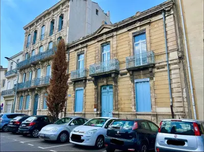 a row of cars parked in front of a building at Appartement du Forum,La gare, 50 m2 , Climatisation, Garage, Cour in Narbonne