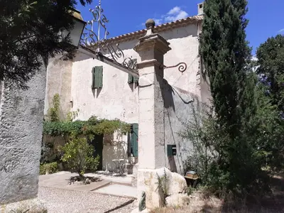 an old building with a cross on the side of it at Location maison de campagne 5 personnes in Quarante