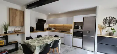 a kitchen with a table and chairs in a room at Villa Papillons Narbonne Centre in Narbonne