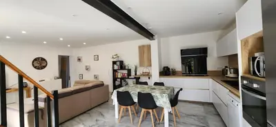 a kitchen and dining room with a table and chairs at Villa Papillons Narbonne Centre in Narbonne
