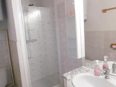 a bathroom with a shower and a sink at Charmante villa T2 mezzanine avec cour, jardin, véranda, barbecue et parking privé, proche plage et commerces - FR-1-797-2 in Port-la-Nouvelle