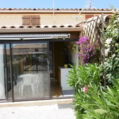 Charmante villa T2 mezzanine avec cour