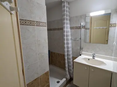 a bathroom with a sink and a shower at Charmante Villa T3 Climatisée Proche Plage - Confort et Calme pour 6 Pers. - FR-1-797-21 in Port-la-Nouvelle