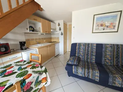 a small room with a bed and a kitchen at Charmante Villa T3 Climatisée Proche Plage - Confort et Calme pour 6 Pers. - FR-1-797-21 in Port-la-Nouvelle