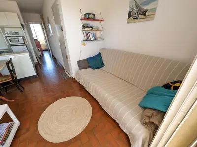 a room with two bunk beds in a room at Charmant T2 traversant, plage à 100m, balcon, bien équipé, idéal 4 personnes - FR-1-797-3 in Port-la-Nouvelle
