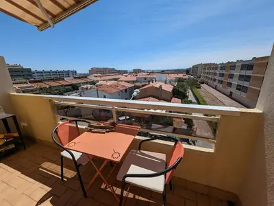 a room with two bunk beds and a desk at Charmant T2 traversant, plage à 100m, balcon, bien équipé, idéal 4 personnes - FR-1-797-3 in Port-la-Nouvelle