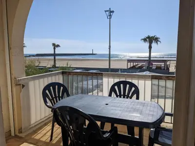 a table and chairs on a balcony with a view of the beach at T3 duplex 50m², 2 chambres, proche plage, 6 pers - FR-1-797-1 in Port-la-Nouvelle
