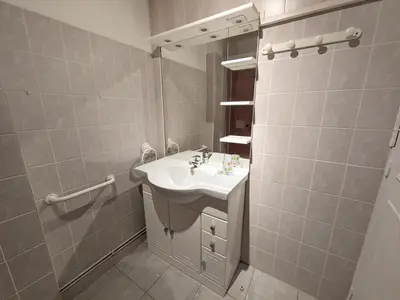 a bathroom with a sink and a mirror at Appartement T2 lumineux 40m2, 4 personnes, 150m de la plage, bien équipé et proche loisirs - FR-1-797-18 in Port-la-Nouvelle