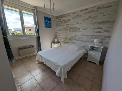 a hospital room with a bed and a window at Appartement T2 lumineux 40m2, 4 personnes, 150m de la plage, bien équipé et proche loisirs - FR-1-797-18 in Port-la-Nouvelle