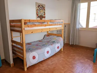 a bunk bed in a room with a bunk bedouble at Appartement T4 proche plage et commerces, 80m2, 6 pers, lave-linge, TV - FR-1-797-23 in Port-la-Nouvelle