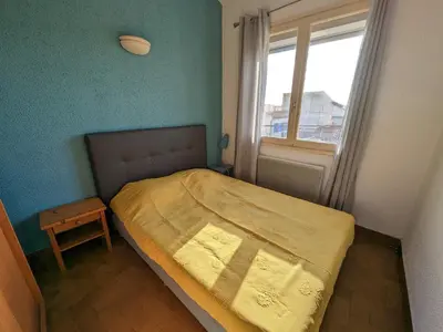 a small bedroom with a bed and a window at Appartement T2 mezzanine 4/5 pers à 250m de la plage, balcon, vue panoramique - FR-1-797-26 in Port-la-Nouvelle