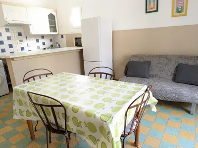 a kitchen with a washer and a washing machine at Agréable T2, 4 pers, plain-pied ouvert sur terrasse, jardin clos, parking privé, proche plage et commerces - FR-1-797-24 in Port-la-Nouvelle