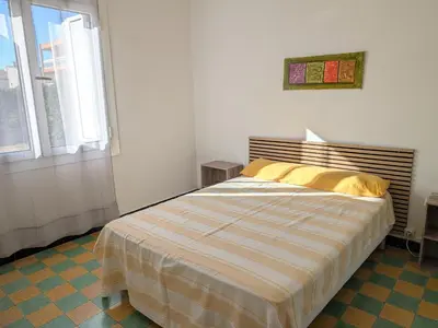 a kitchen and living room with a table and a couch at Agréable T2, 4 pers, plain-pied ouvert sur terrasse, jardin clos, parking privé, proche plage et commerces - FR-1-797-24 in Port-la-Nouvelle