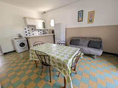 a park with palm trees in the middle of a street at Agréable T2, 4 pers, plain-pied ouvert sur terrasse, jardin clos, parking privé, proche plage et commerces - FR-1-797-24 in Port-la-Nouvelle