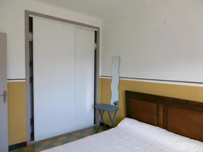 a bedroom with a bed and a window at Port-la-Nouvelle : T2 proche plage, terrasse, parking, clim, BBQ, lave-linge, 4 pers, classé 2* - FR-1-797-17 in Port-la-Nouvelle