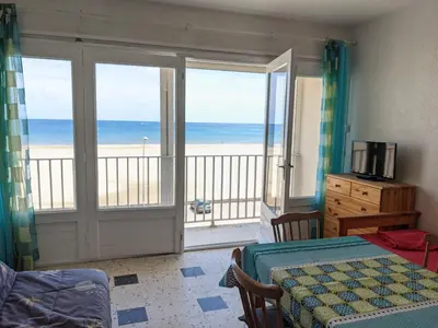 a bedroom with a room with a view of the beach at Port-la-Nouvelle : Studio front de mer, 4 pers, parking inclus - FR-1-797-32 in Port-la-Nouvelle