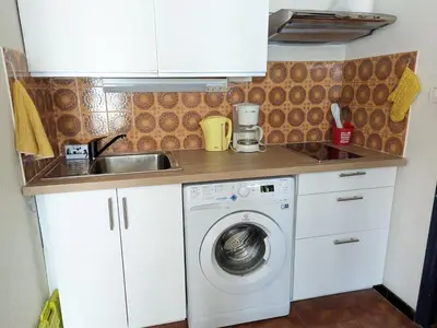 a kitchen with a washing machine and a sink at Charmant T2 proche plage à Port-la-Nouvelle, terrasse et parking inclus - FR-1-797-29 in Port-la-Nouvelle