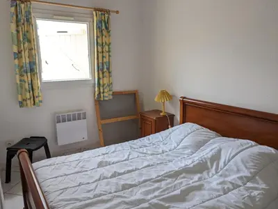 a bedroom with a bed and a window at Belle villa climatisée T3 avec mezzanine, jardin arboré, garage et à 900m de la plage, 6/7 personnes - FR-1-797-36 in Port-la-Nouvelle