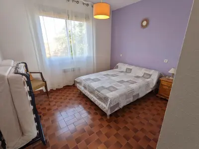 a small bedroom with a bed and a window at T3 spacieux climatisé - 5 pers - près plage, centre & animations - Parking privé - FR-1-797-22 in Port-la-Nouvelle
