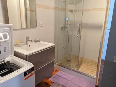 a bathroom with a sink and a shower at T3 spacieux climatisé - 5 pers - près plage, centre & animations - Parking privé - FR-1-797-22 in Port-la-Nouvelle