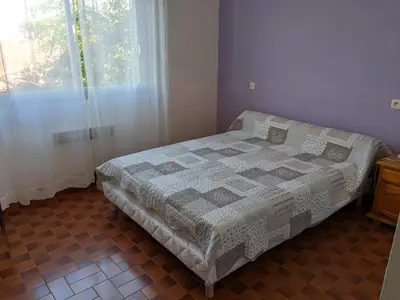 a bedroom with a bed with a quilt on it at T3 spacieux climatisé - 5 pers - près plage, centre & animations - Parking privé - FR-1-797-22 in Port-la-Nouvelle