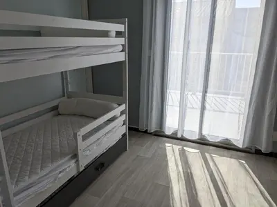 a bunk bed in a room with a window at Villa T3 climatisée, 57m², 5/6 pers, proche plage, rénovée, terrasse, parking, quartier animé - FR-1-797-48 in Port-la-Nouvelle