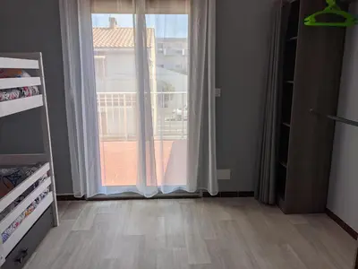 an empty closet with a refrigerator in a room at Villa T3 climatisée, 57m², 5/6 pers, proche plage, rénovée, terrasse, parking, quartier animé - FR-1-797-48 in Port-la-Nouvelle