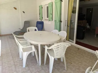 a white table and chairs in a room at Superbe villa T4 confort avec cour, proche plage - 6 Pers. Parking - FR-1-797-47 in Port-la-Nouvelle